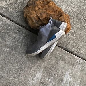 Sketchers stretch sneakers